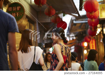 Taiwan night market women's journey 27164095