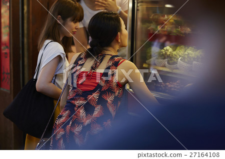 Taiwan night market women's journey 27164108