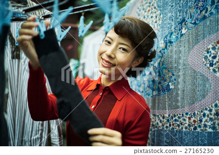 Showa image Housewife hanging laundry 27165230