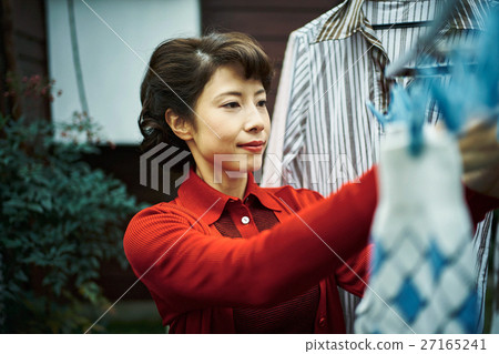Showa image Housewife hanging laundry 27165241