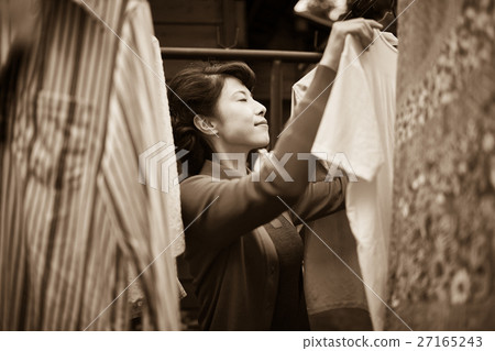 Showa image Housewife hanging laundry Showa image Housewife hanging laundry 27165243