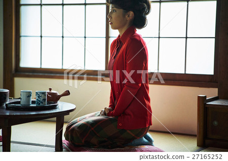 A woman sitting in the Showa era A woman sitting in the Showa era 27165252