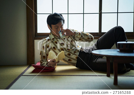 Showa image A man who reads 27165288