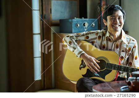 Showa image Male playing the guitar 27165290