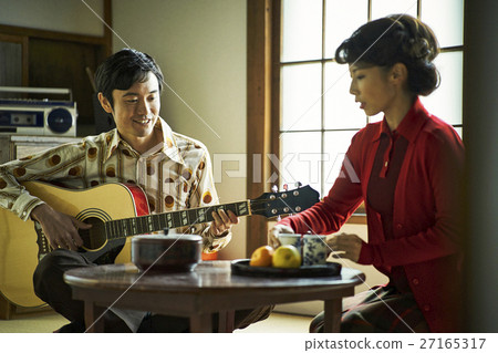 Showa's living Couple playing the guitar husband 27165317