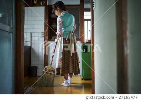 Housewife sweeping the Showa's life Housewife sweeping the Showa's life 27165477