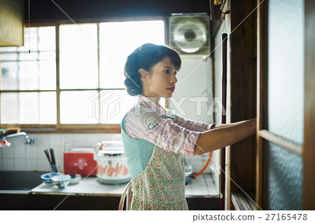 昭和的生活家庭女人做家務 昭和的生活家庭女人做家務 27165478