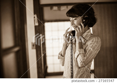 一名婦女談論昭和減速火箭的電話 27165547