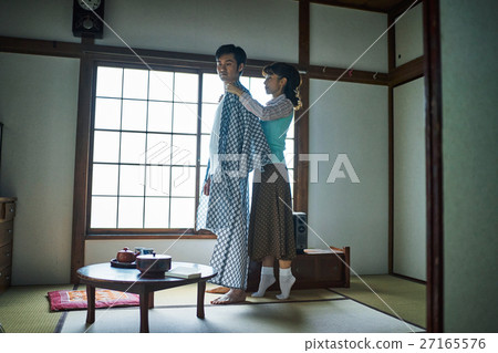 昭和的生活男子穿著浴衣 27165576