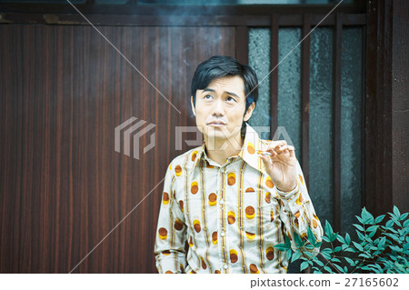 Showa Retro Men smoking cigarettes 27165602