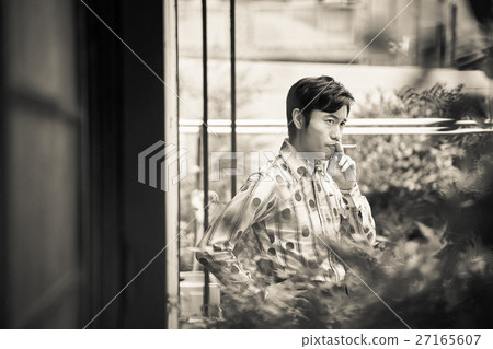 Showa Retro Men smoking cigarettes 27165607