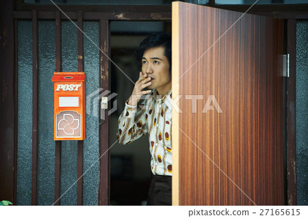 Showa Retro Men smoking cigarettes 27165615