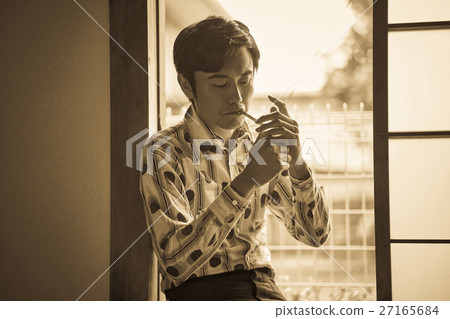昭和復古男士吸煙肖像 27165684