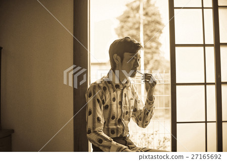 Showa Retro Men smoking cigarettes
Portrait 27165692