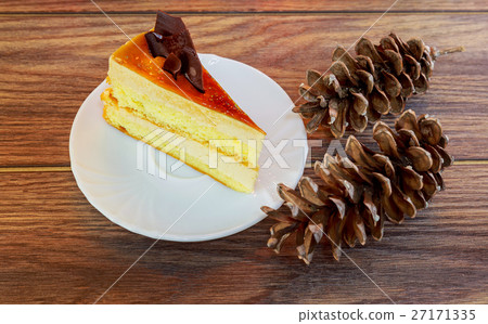Cake of the whipped white, Christmas decorations, Cake of the whipped white, Christmas decorations, 27171335