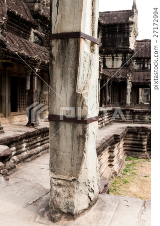 Stone pillar where Angkor · watt's peeling and cracking have advanced. Reinforced by winding metal Stone pillar where Angkor · watt's peeling and cracking have advanced. Reinforced by winding metal 27172994