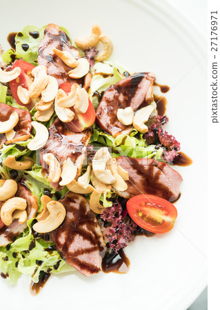 Smoked duck salad 27176971