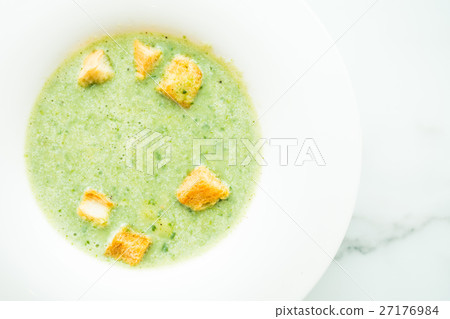 Green spinach cream soup 27176984