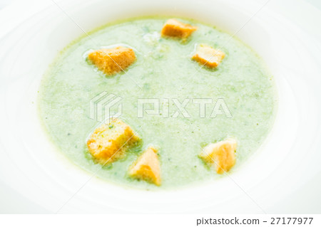 Green spinach cream soup 27177977