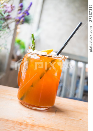 Iced lemon tea 27187312