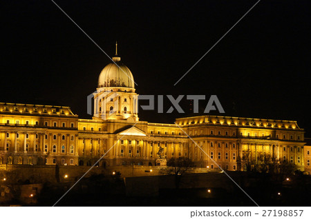 匈牙利王宮的夜視圖在布達佩斯 27198857