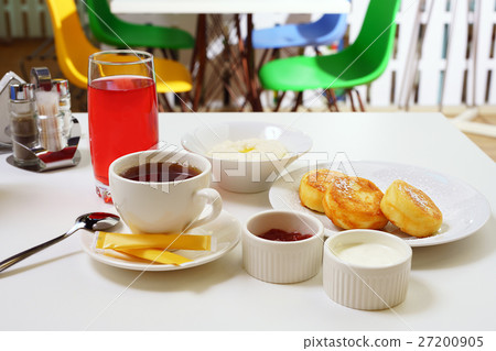 Set breakfast with porridge and cheesecakes Set breakfast with porridge and cheesecakes 27200905