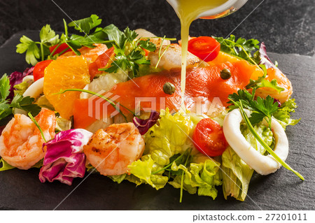 海鮮沙拉蝦和新鮮的海鮮沙拉 27201011