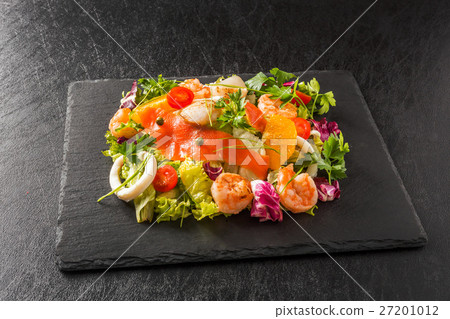 海鮮沙拉蝦和新鮮的海鮮沙拉 27201012