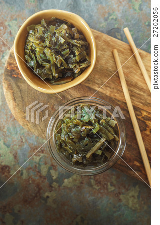 Seaweed in bowls on a wooden board on the table 27202056