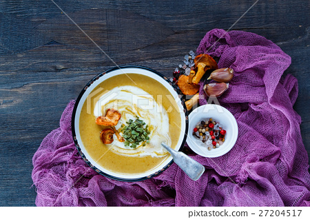 圖庫照片: creamy chanterelle soup