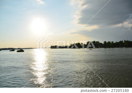 從老撾的Seapandundet穿過湄公河,日落和河流的船 從老撾的Seapandundet穿過湄公河,日落和河流的船 27205180