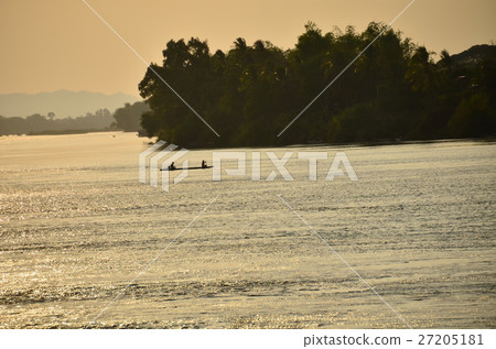 從老撾的Seapandundet穿過湄公河，日落和河流的船 27205181