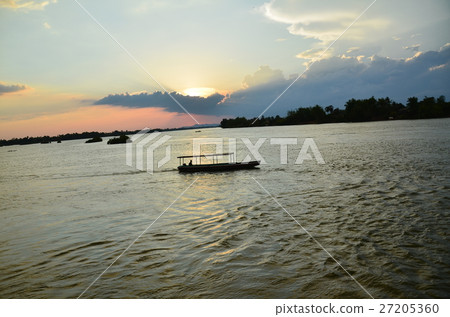 從老撾的Seapandundet穿過湄公河，日落和河流的船 27205360