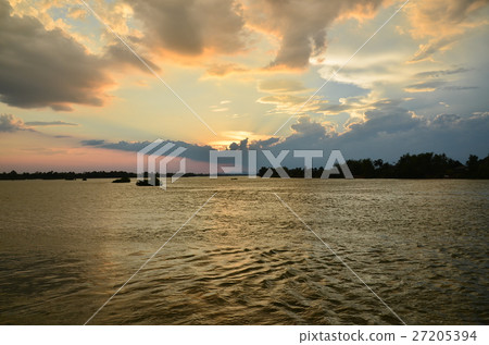A boat that crosses the Mekong River and the sunset and the river from the Seapandundet in Laos 27205394