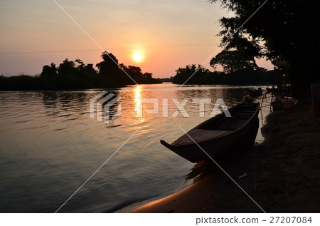 從老撾的Seapandundet觀看的朝日，湄公河和漁夫的船 27207084