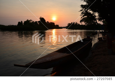 從老撾的Seapandundet觀看的朝日，湄公河和漁夫的船 27207085