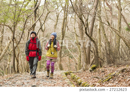 Men and women trekking 27212623