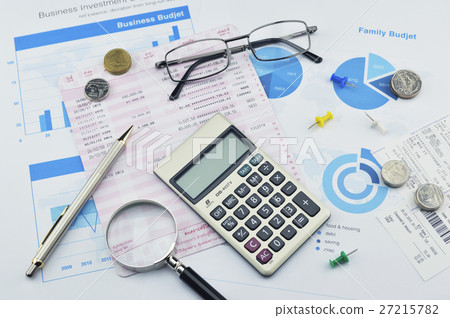 Magnifying glass, pen and coin on graph paper Magnifying glass, pen and coin on graph paper 27215782