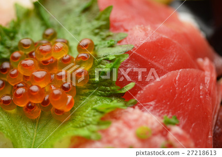 海鮮飯碗多少金槍魚托羅日本料理魚Shiso Perillous魚蛋生魚片美味的日本料理 27218613