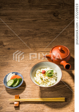 Ochazuke設置煮熟的米用茶日本食物 27220919