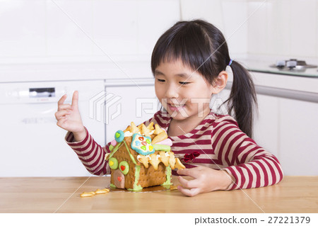 女孩 製作 薑餅屋 27221379