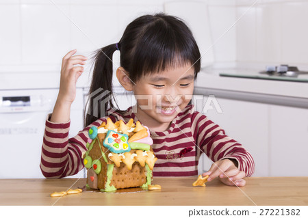 女孩 製作 薑餅屋 27221382