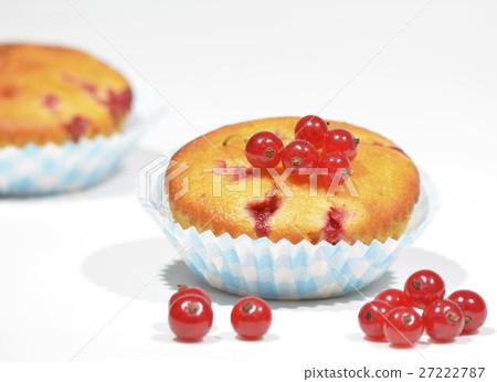 Muffins with red currants 27222787