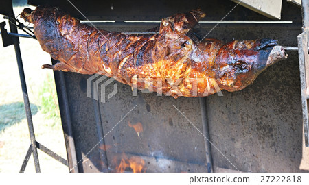 roasted suckling pig 27222818