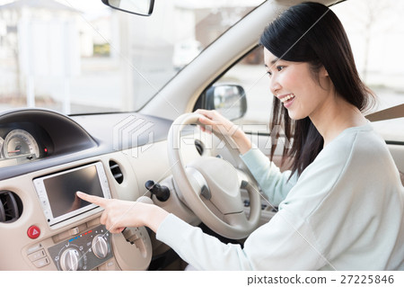 Women driving 27225846