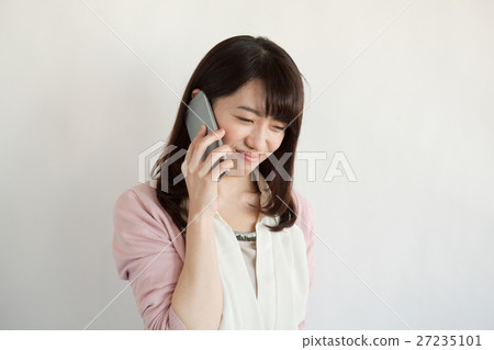 20多歲的女性呼喚智能手機 27235101
