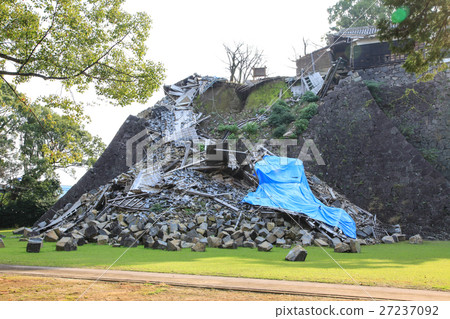 Kumamoto castle after the earthquake 27237092