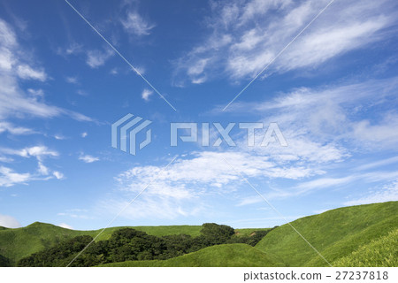 流動的白雲和晴朗的天空藍天和新鮮的綠色是美麗的阿蘇破火山草原綠山對比牧場牧場背景材料 27237818