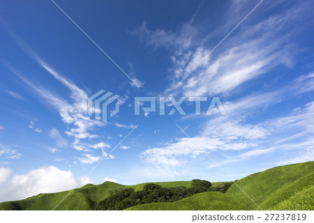 Flowing white clouds and fine clear sky blue sky and fresh green are beautiful Aso caldera prairie green hill contrast ranch pasture background material 27237819