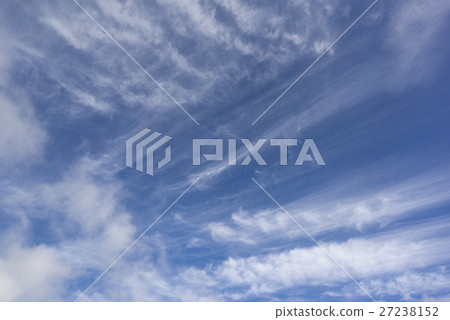 流動的白雲和晴朗的天氣晴朗的晴朗的藍天背景圖像完成圖珀斯材料斜向一邊 流動的白雲和晴朗的天氣晴朗的晴朗的藍天背景圖像完成圖珀斯材料斜向一邊 27238152